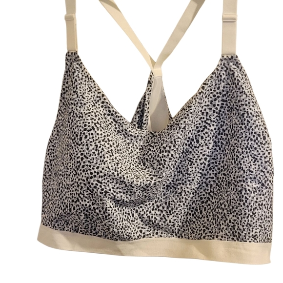 Old Navy Black and White Patterned Activewear Top Size 4X NWOT - Picture 2 of 6